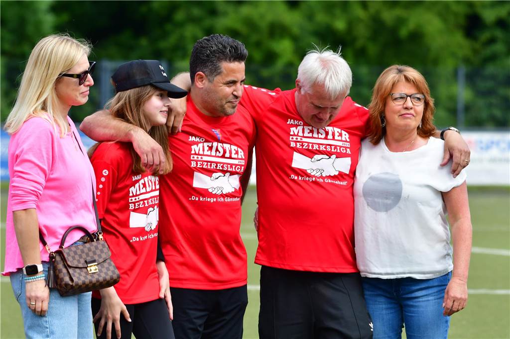 Der Werner SC feiert die Meisterschaft in der Bezirksliga 7 und den damit verbundenen Aufstieg in die Landesliga.