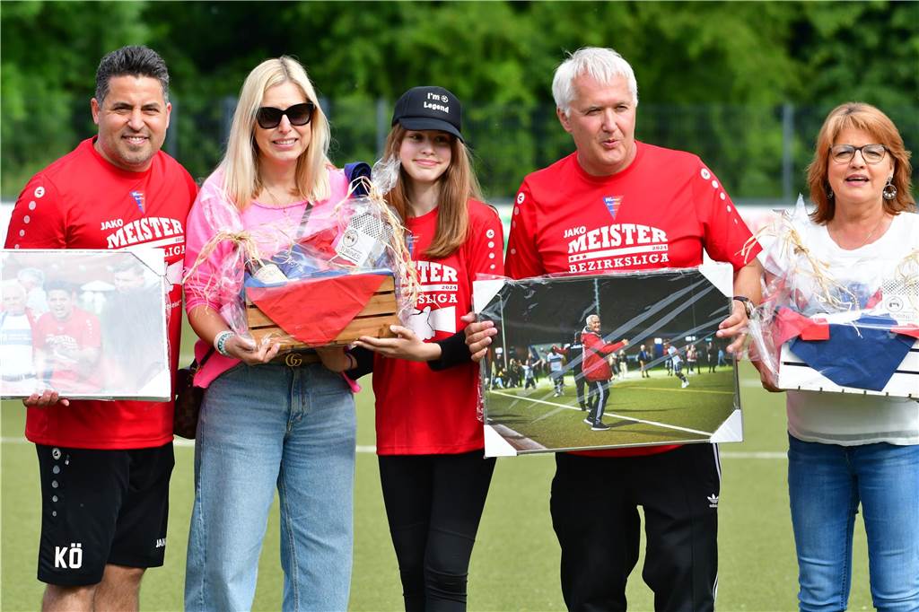 Der Werner SC feiert die Meisterschaft in der Bezirksliga 7 und den damit verbundenen Aufstieg in die Landesliga.