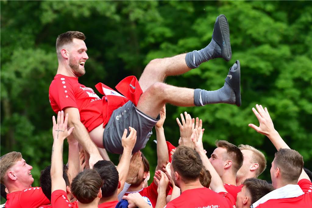 Der Werner SC feiert die Meisterschaft in der Bezirksliga 7 und den damit verbundenen Aufstieg in die Landesliga.