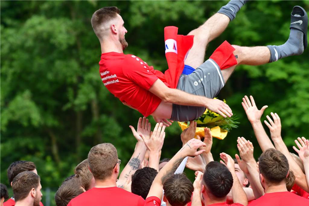 Der Werner SC feiert die Meisterschaft in der Bezirksliga 7 und den damit verbundenen Aufstieg in die Landesliga.