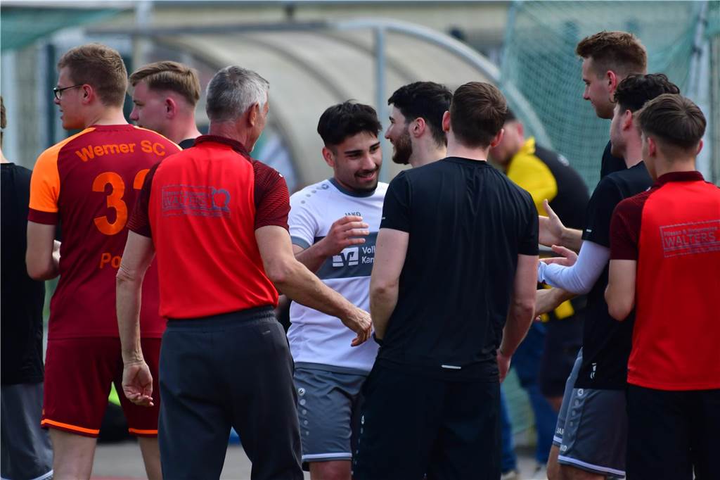 Der Werner SC feiert die Meisterschaft in der Bezirksliga 7 und den damit verbundenen Aufstieg in die Landesliga.
