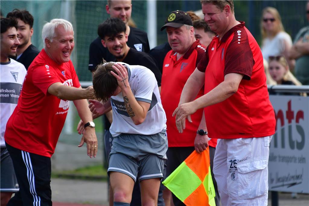 Der Werner SC feiert die Meisterschaft in der Bezirksliga 7 und den damit verbundenen Aufstieg in die Landesliga.