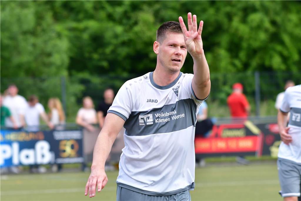 Der Werner SC feiert die Meisterschaft in der Bezirksliga 7 und den damit verbundenen Aufstieg in die Landesliga.
