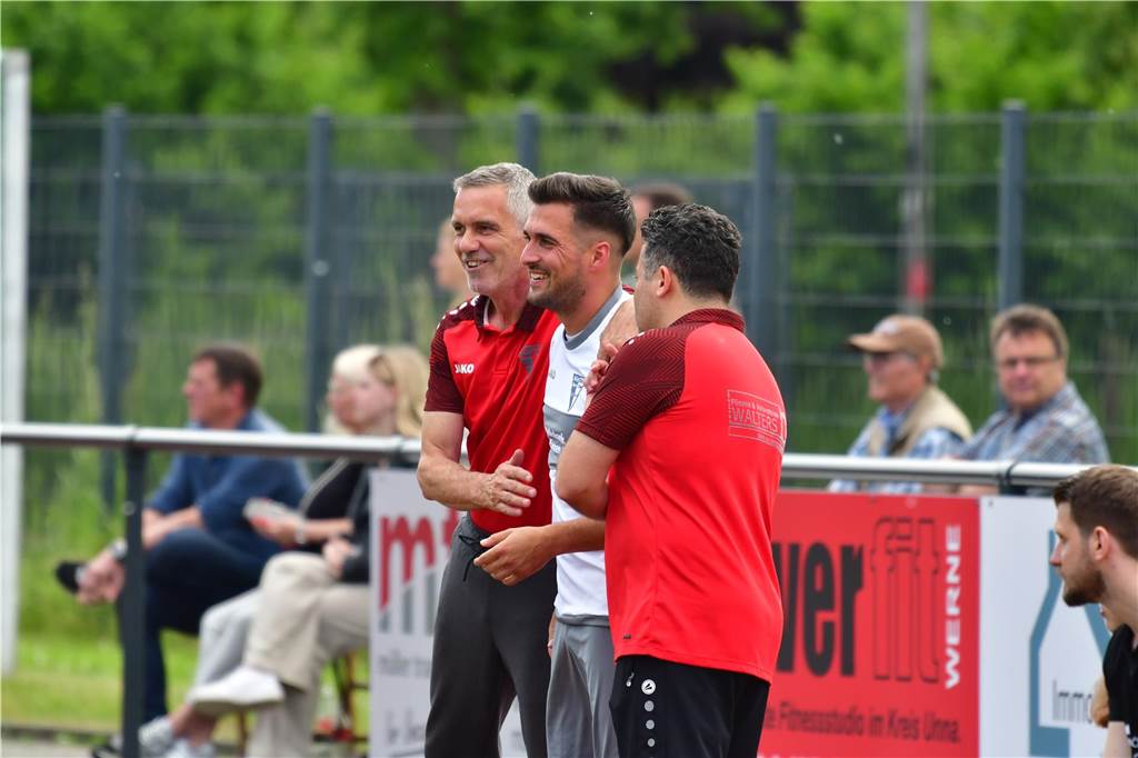 Der Werner SC feiert die Meisterschaft in der Bezirksliga 7 und den damit verbundenen Aufstieg in die Landesliga.