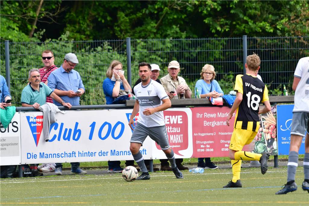Der Werner SC feiert die Meisterschaft in der Bezirksliga 7 und den damit verbundenen Aufstieg in die Landesliga.