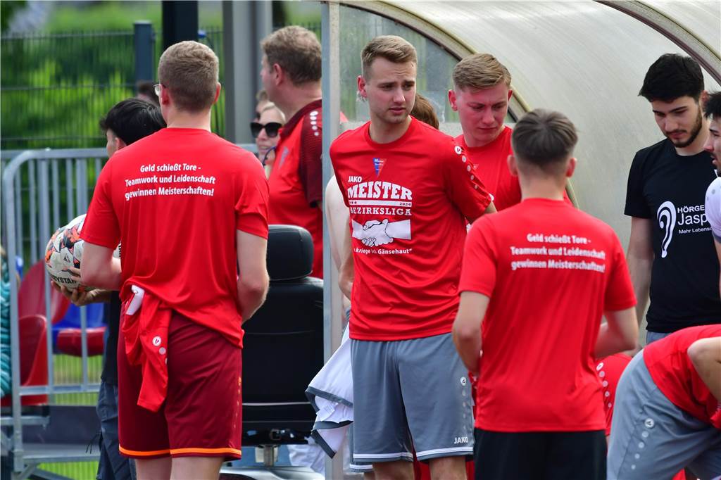 Der Werner SC feiert die Meisterschaft in der Bezirksliga 7 und den damit verbundenen Aufstieg in die Landesliga.