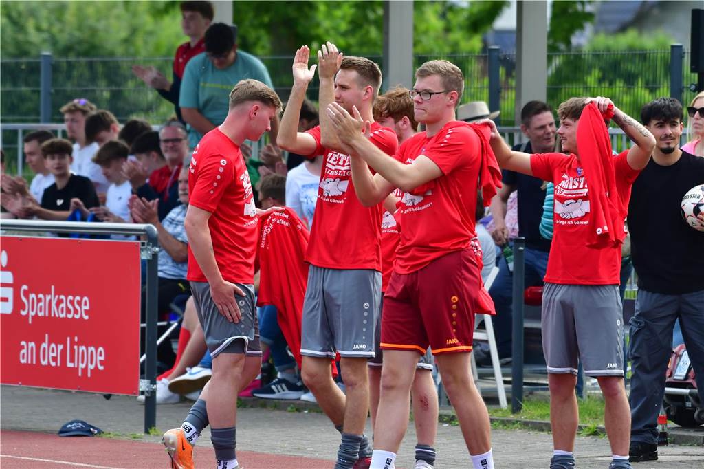 Der Werner SC feiert die Meisterschaft in der Bezirksliga 7 und den damit verbundenen Aufstieg in die Landesliga.