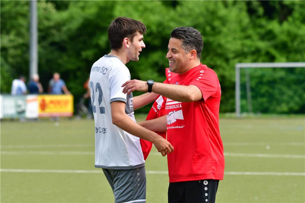 Der Werner SC feiert die Meisterschaft in der Bezirksliga 7 und den damit verbundenen Aufstieg in die Landesliga.