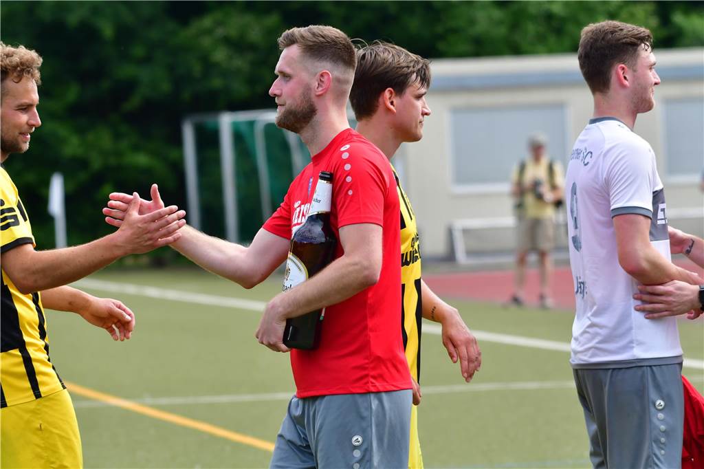 Der Werner SC feiert die Meisterschaft in der Bezirksliga 7 und den damit verbundenen Aufstieg in die Landesliga.