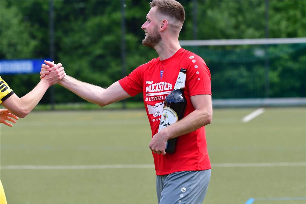 Der Werner SC feiert die Meisterschaft in der Bezirksliga 7 und den damit verbundenen Aufstieg in die Landesliga.