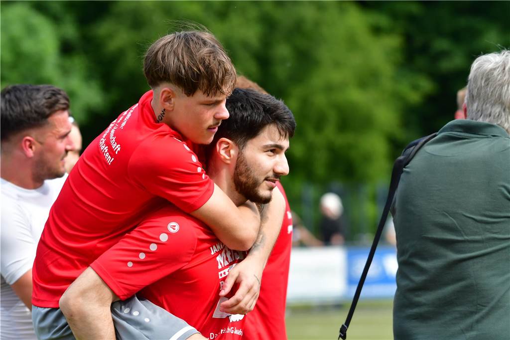 Der Werner SC feiert die Meisterschaft in der Bezirksliga 7 und den damit verbundenen Aufstieg in die Landesliga.