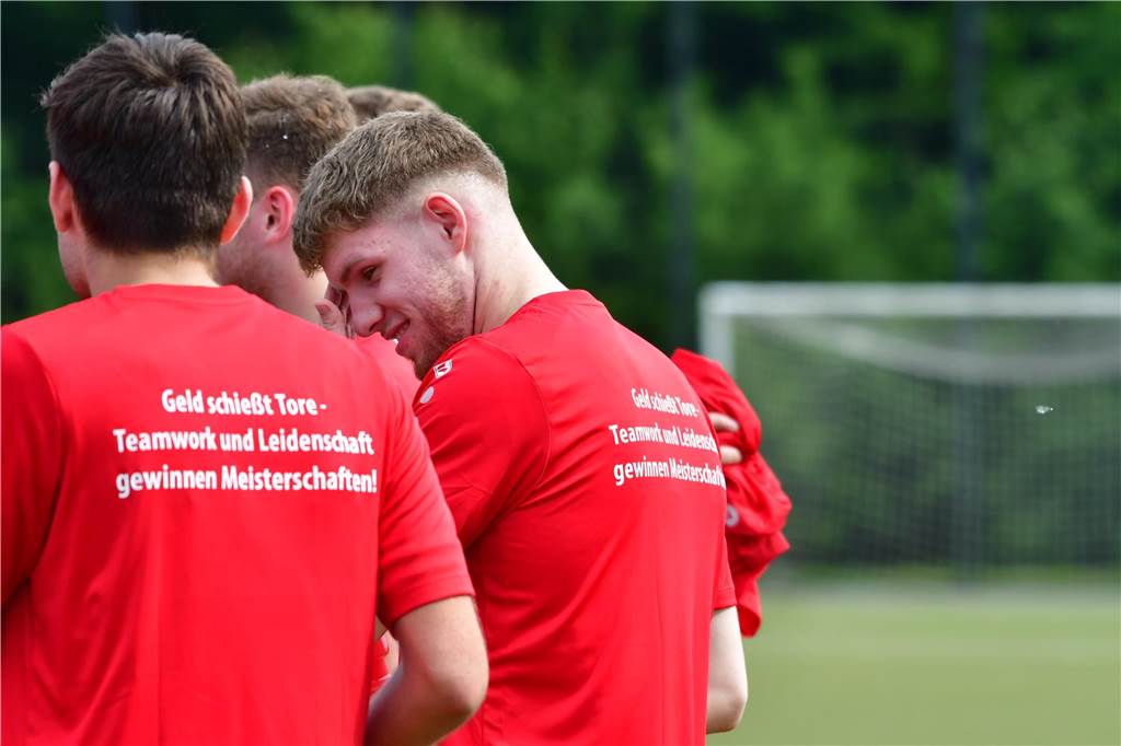 Der Werner SC feiert die Meisterschaft in der Bezirksliga 7 und den damit verbundenen Aufstieg in die Landesliga.