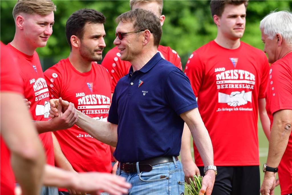 Der Werner SC feiert die Meisterschaft in der Bezirksliga 7 und den damit verbundenen Aufstieg in die Landesliga.