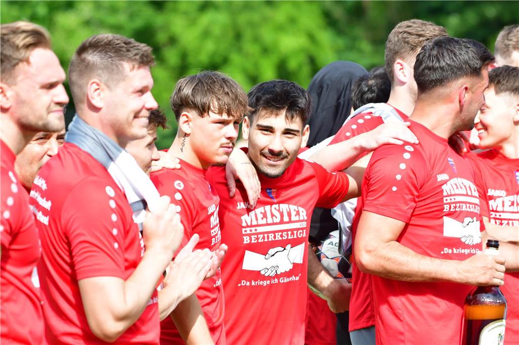 Der Werner SC feiert die Meisterschaft in der Bezirksliga 7 und den damit verbundenen Aufstieg in die Landesliga.
