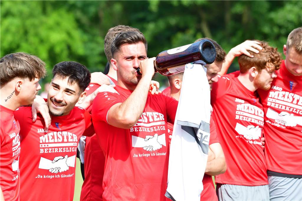 Der Werner SC feiert die Meisterschaft in der Bezirksliga 7 und den damit verbundenen Aufstieg in die Landesliga.