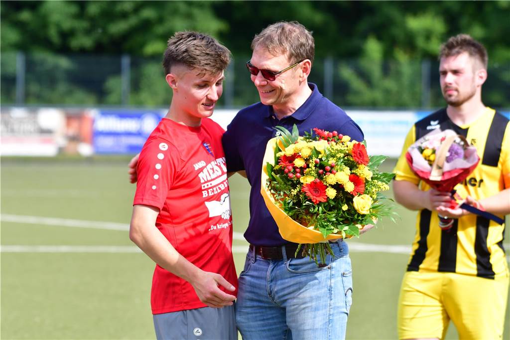 Der Werner SC feiert die Meisterschaft in der Bezirksliga 7 und den damit verbundenen Aufstieg in die Landesliga.