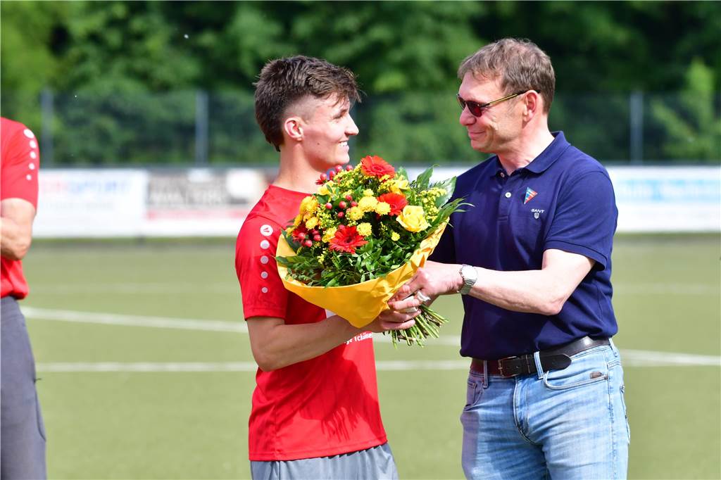 Der Werner SC feiert die Meisterschaft in der Bezirksliga 7 und den damit verbundenen Aufstieg in die Landesliga.