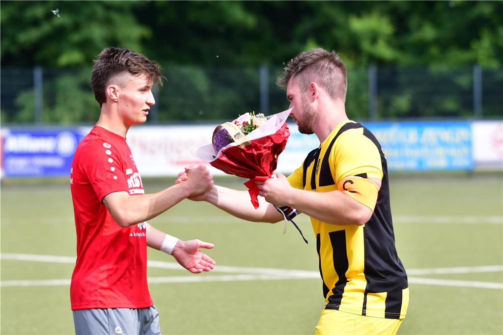 Der Werner SC feiert die Meisterschaft in der Bezirksliga 7 und den damit verbundenen Aufstieg in die Landesliga.