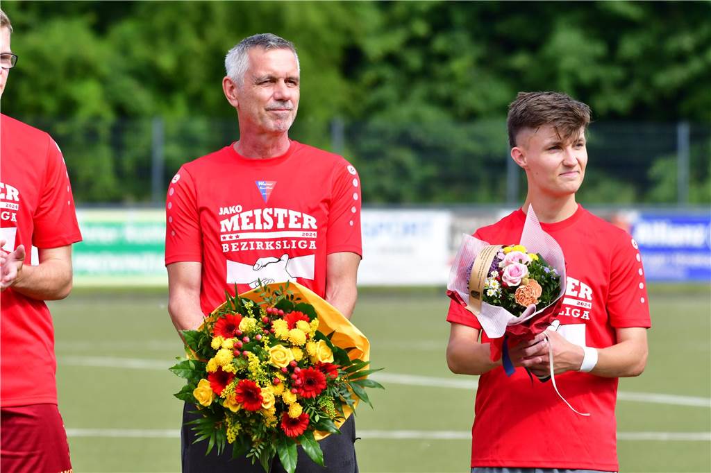 Der Werner SC feiert die Meisterschaft in der Bezirksliga 7 und den damit verbundenen Aufstieg in die Landesliga.