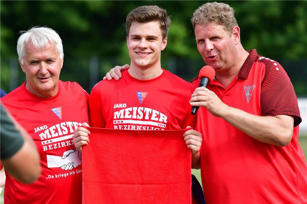 Der Werner SC feiert die Meisterschaft in der Bezirksliga 7 und den damit verbundenen Aufstieg in die Landesliga.