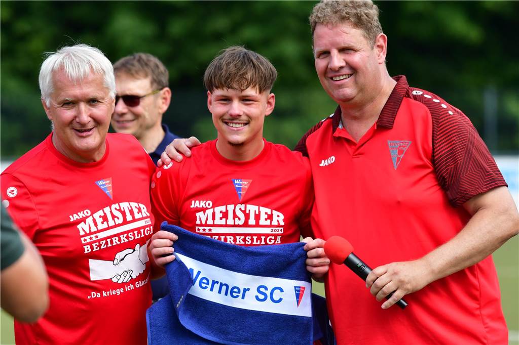 Der Werner SC feiert die Meisterschaft in der Bezirksliga 7 und den damit verbundenen Aufstieg in die Landesliga.