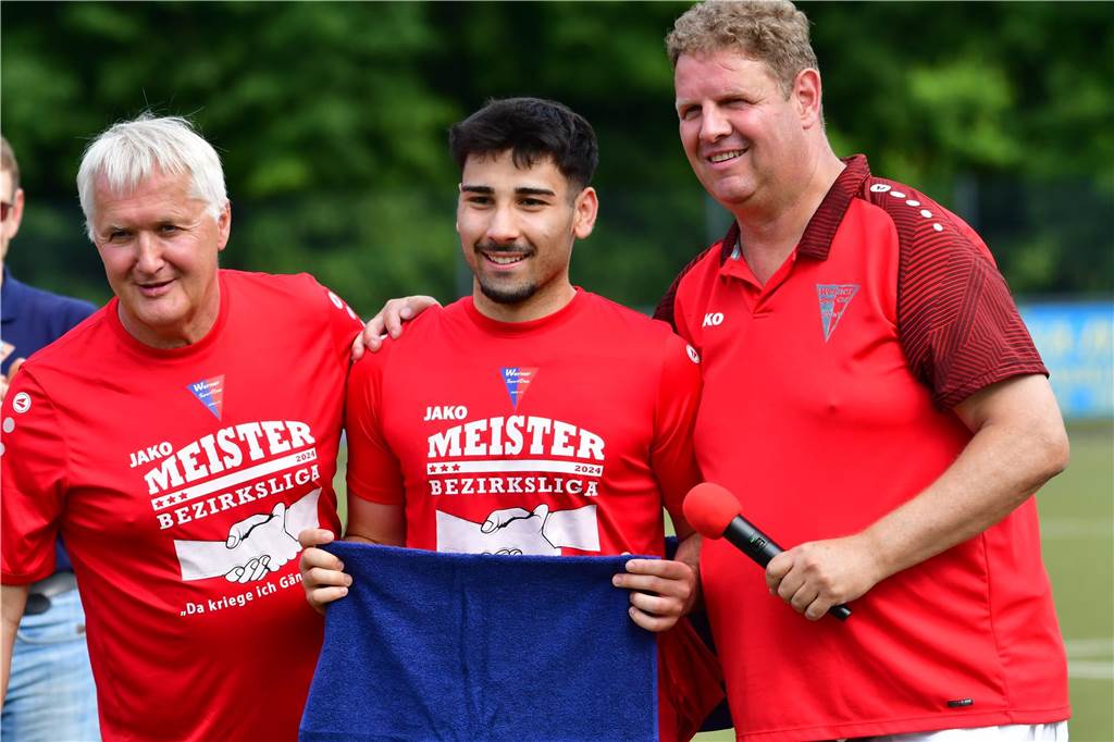 Der Werner SC feiert die Meisterschaft in der Bezirksliga 7 und den damit verbundenen Aufstieg in die Landesliga.
