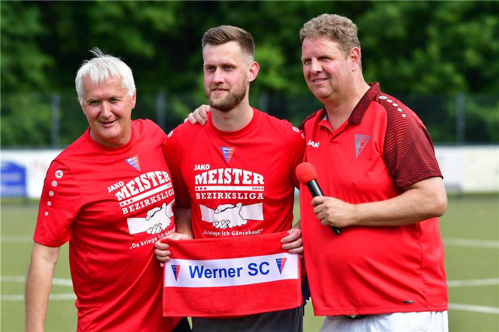 Der Werner SC feiert die Meisterschaft in der Bezirksliga 7 und den damit verbundenen Aufstieg in die Landesliga.
