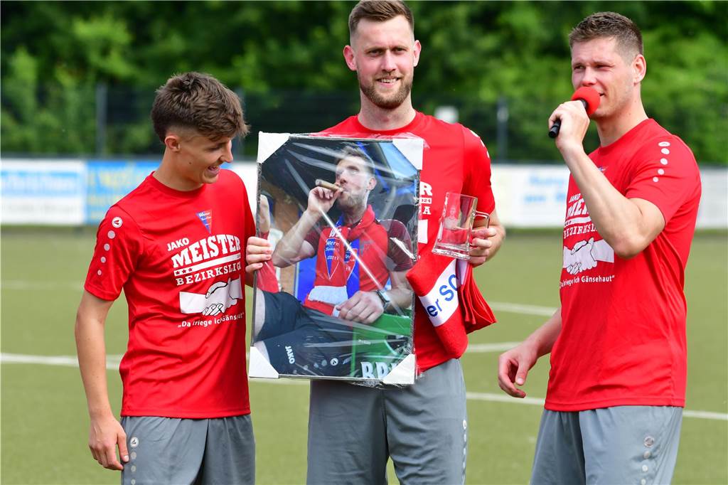 Der Werner SC feiert die Meisterschaft in der Bezirksliga 7 und den damit verbundenen Aufstieg in die Landesliga.