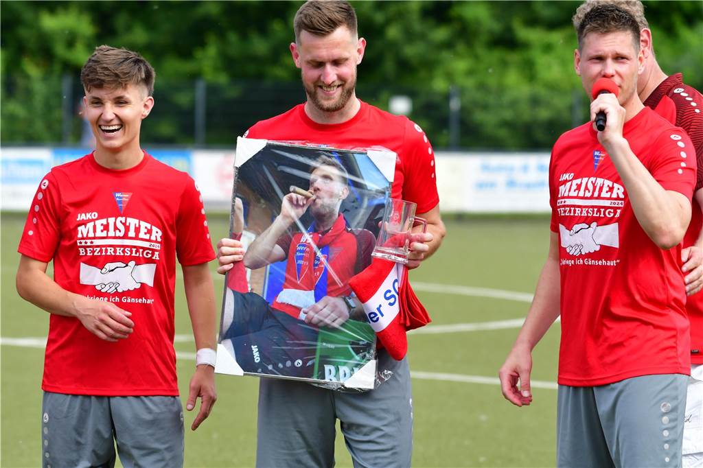 Der Werner SC feiert die Meisterschaft in der Bezirksliga 7 und den damit verbundenen Aufstieg in die Landesliga.