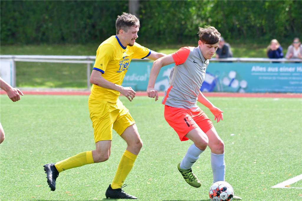 Besondere Perspektive: Warum Wernes Trainer auch auf dem Platz steht Der Werner SC II mit Claas Jücker (r.) setzte sich im Test gegen den SV Herbern II, hier mit Tom Paschedag, mit 3:2 durch.
