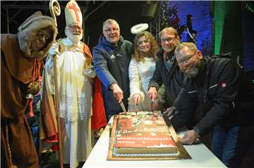 Der Werner Weihnachtsmarkt auf dem Kirchhof ist am Freitag, 6. Dezember, gestartet. Bürgermeister Lothar Christ (2.v.r.) schnitt gemeinsam mit David Ruschenbaum (r.) und Pfarrdechant Jürgen Schäfer die Baumkuchentorte an - und verteilte sie dann mit Unterstützung von Nikolaus, Engel und Knecht Ruprecht unter den Besuchern.