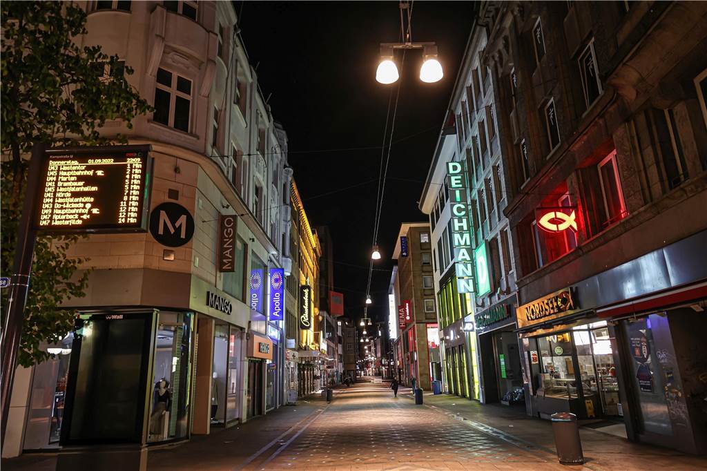 Verbot von Beleuchtung: Wie groß ist der Unterschied in Dortmund? Der Westenhellweg auf Höhe der Hausnummer 60 in der Nacht vom 1. auf den 2. September.