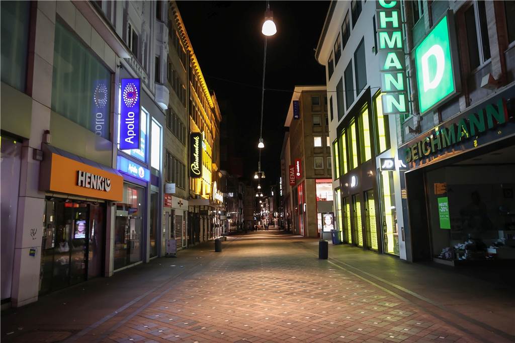 Verbot von Beleuchtung: Wie groß ist der Unterschied in Dortmund? Der Westenhellweg auf Höhe der Hausnummer 60 nachts vor dem 1. September.