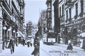 Der Westenhellweg im Jahr 1904: Freund & Bauer eröffnete in diesem Jahr sein Geschäft im Haus Nummer 8. Damals noch als Blumenladen.