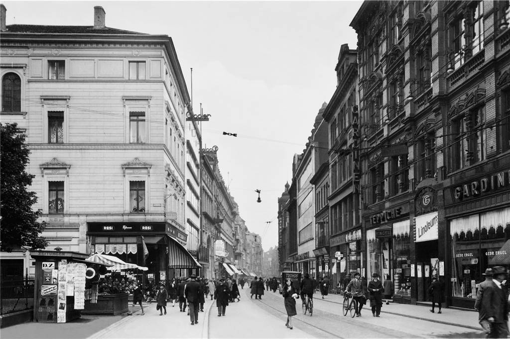 Der Westenhellweg in der 1930er Jahren, hier in Höhe Petrikirchplatz: Die Straßenbahn fuhr nur noch einspurig, dafür nahm aber der Autoverkehr zu.