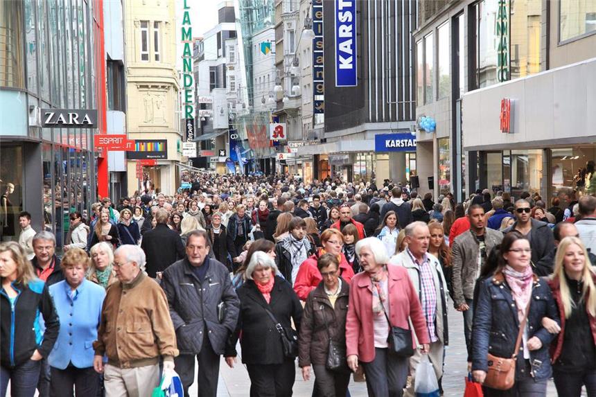Heute ist verkaufsoffener Sonntag: Alle Infos auf einen Blick Der Westenhellweg in Dortmund: Auch am Samstag und Sonntag wird es voll dort.