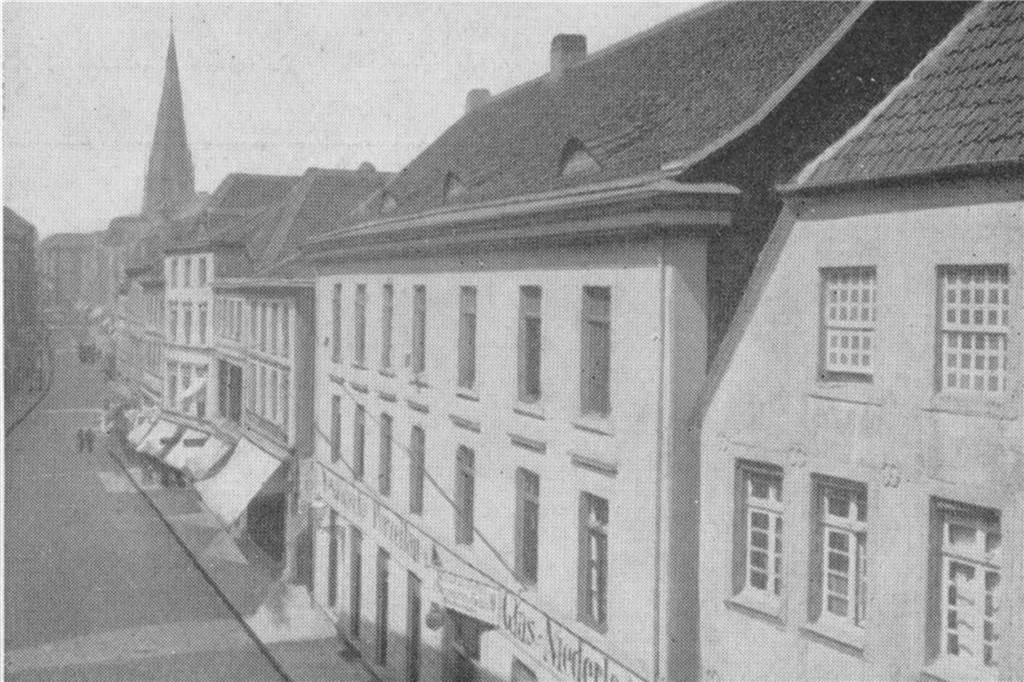 Der erste Tresor der Sparkasse Dortmund stand in einem Schlafzimmer Der Westenhellweg in Richtung Westen 1887, im Hintergrund ist die Spitze der Petrikirche zu sehen. In einem der hinteren Häuser nahm 1841 die Sparkasse Dortmund ihre Geschäfte auf.