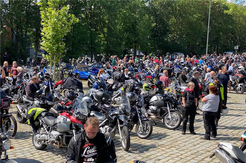 Großdemo im Eiltempo - 1000 Motorradfahrer auf dem Dortmunder Wall Der Westfalenhallen-Parkplatz E2 ist um kurz nach 12 Uhr bereits voll gewesen.