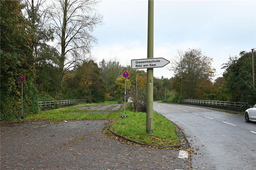Geh- und Radweg vier Wochen gesperrt: Brücke wird abgerissen Der westliche Teil der Brücke an der Schultenfelder Allee wird abgerissen.