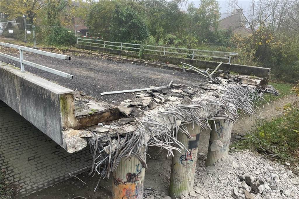 Der westliche Teil der Brücke an der Schultenfelder Allee wird momentan abgerissen.