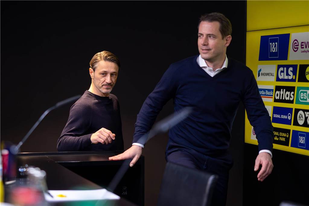 Rickens turbulentes Jahr als BVB-Geschäftsführer: Macht-Gerangel, Entlassungen und sportliche Krise Lars Ricken betritt das Podium