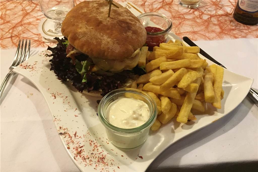 Der Plettenberger Hof punktet mit großer Auswahl und hervorragendem Service Der Wildschweinburger war sehr lecker. Zusammen mit Pommes und Soßen war aber auf dem Teller nicht mehr viel Platz.