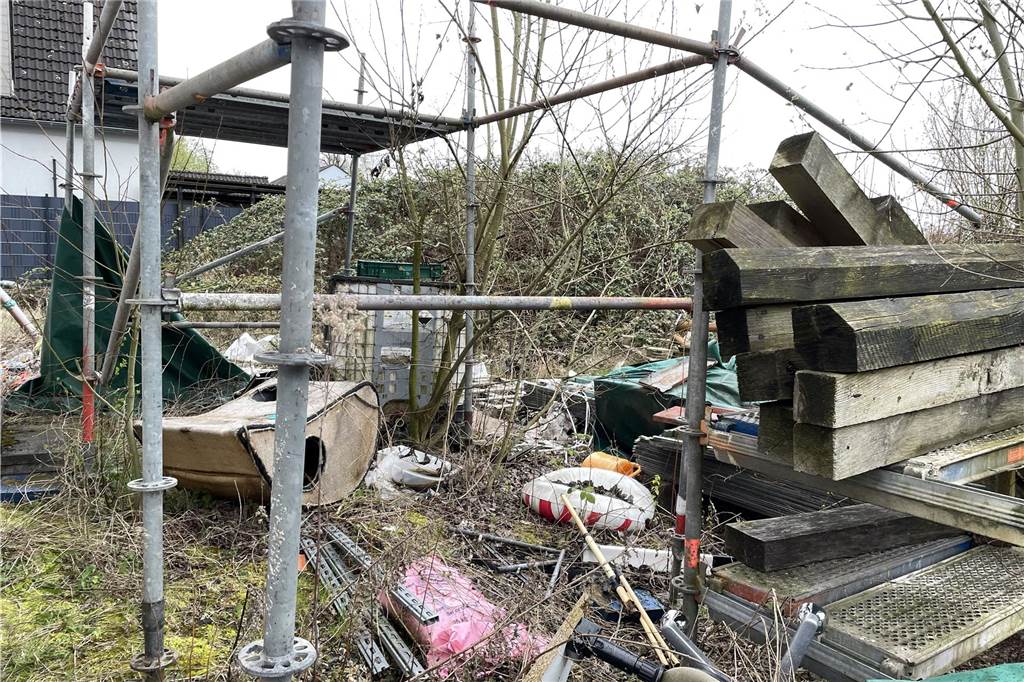 In Schwieringhausen kommt ein Einfamilienhaus unter den Hammer In Dortmund-Schwieringhausen wird ein Einfamilienhaus versteigert. Das Gelände ist vermüllt und zugewachsen.