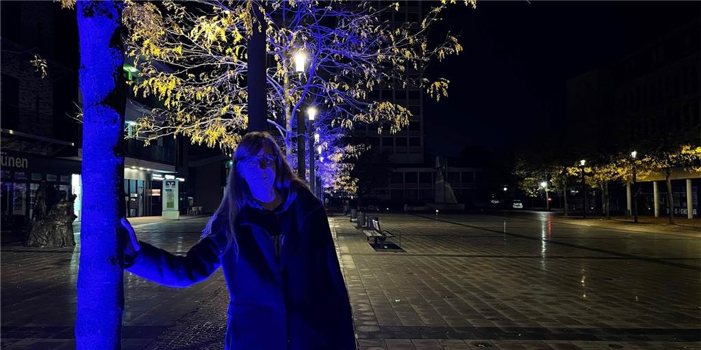 Energiespar-Verordnung in Lünen: Nicht alle Lichter gehen aus nach 22 Uhr Der Willy-Brandt-Platz im Herzen Lünens um 22.30 Uhr. Vom 54 Meter hohen Rathaus im Hintergrund ist nichts zu sehen. Alle Lichter sind aus, wie es die Energiesparverordnung vorsieht. Davor tauschen Strahler die Baumreihe in blaues Licht. Außer der Reporterin Sylvia vom Hofe ist aber kam jemand unterwegs um das zu sehen.