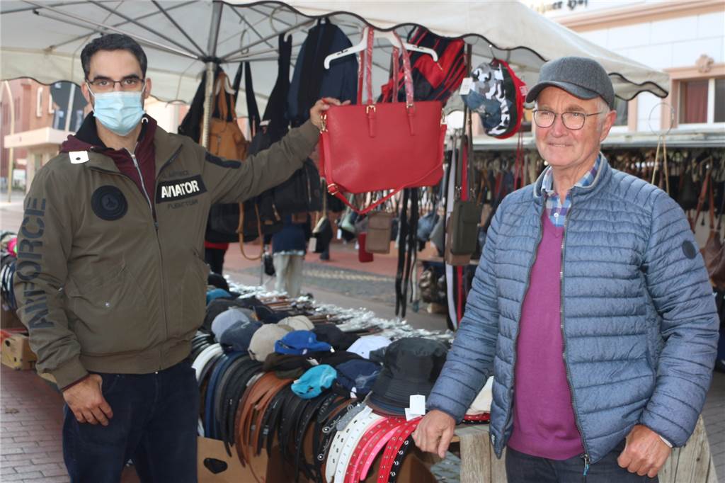 Krammarkt nach vielen Absagen: Menschen wollen „einfach mal wieder reden" Der Winter ist gerettet: Werner Emmerich (r.) hat am Stand von Daniel Arpaz eine wärmende Kopfbedeckung gefunden.