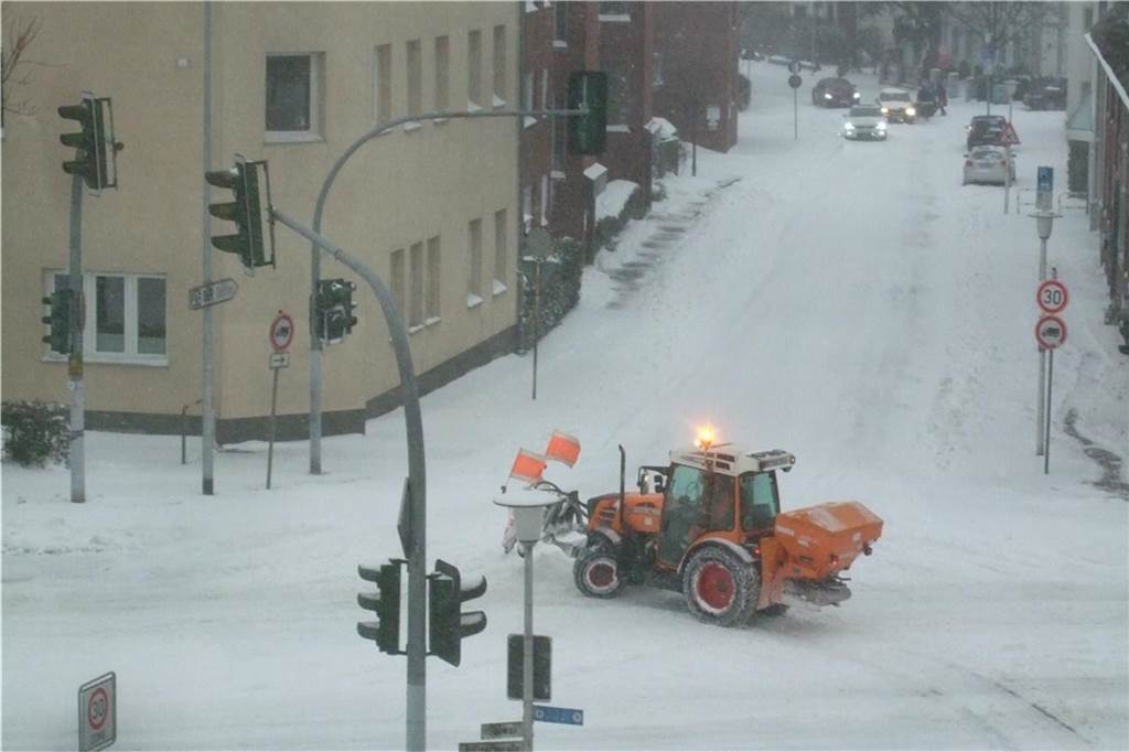 Der Winterdienst fährt über die Straßen.