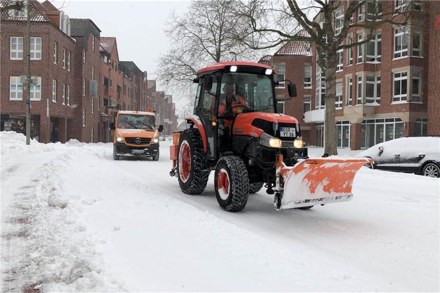 Starke Schneefälle: 90.000 Euro Sachschaden bei Unfällen im Münsterland Der Winterdienst ist seit der Nacht im Einsatz.