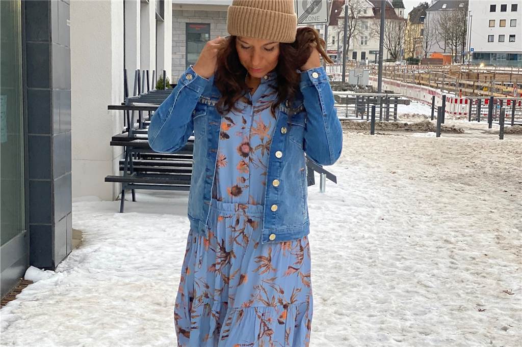 Geschlossene Boutique, aber rappelvoller Supermarkt: „Ich könnte heulen“ Der Wintereinbruch konnte die Fashion-Expertinnen nicht davon abhalten, die neue Ware in Szene zu setzen.