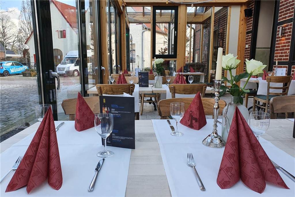 Steaks, Burger, Spare Ribs: „Höstenpumpe“ ist mehr als Wüllens Dorfkneipe Der Wintergarten der Höstenpumpe ist gemütlich und die Tische sind liebevoll eingedeckt.