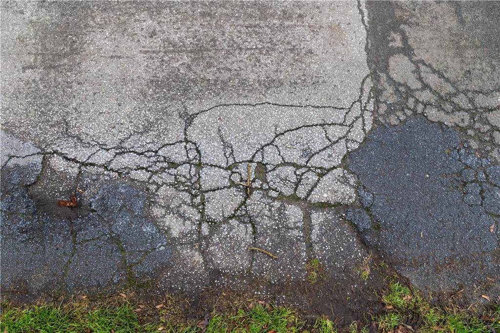 Halbe Million für Wirtschaftswege: Hier saniert die Stadt in 2025 Der Wirtschaftsweg in Ammeloe soll durch eine Doppelte Oberflächenbehandlung erneuert werden. Dann gehören auch diese Risse und Löcher der Vergangenheit an.